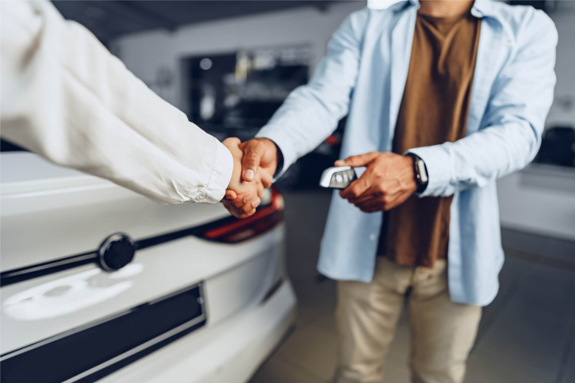 car seller and buyer handshake at car dealership a 79Q5ZMS